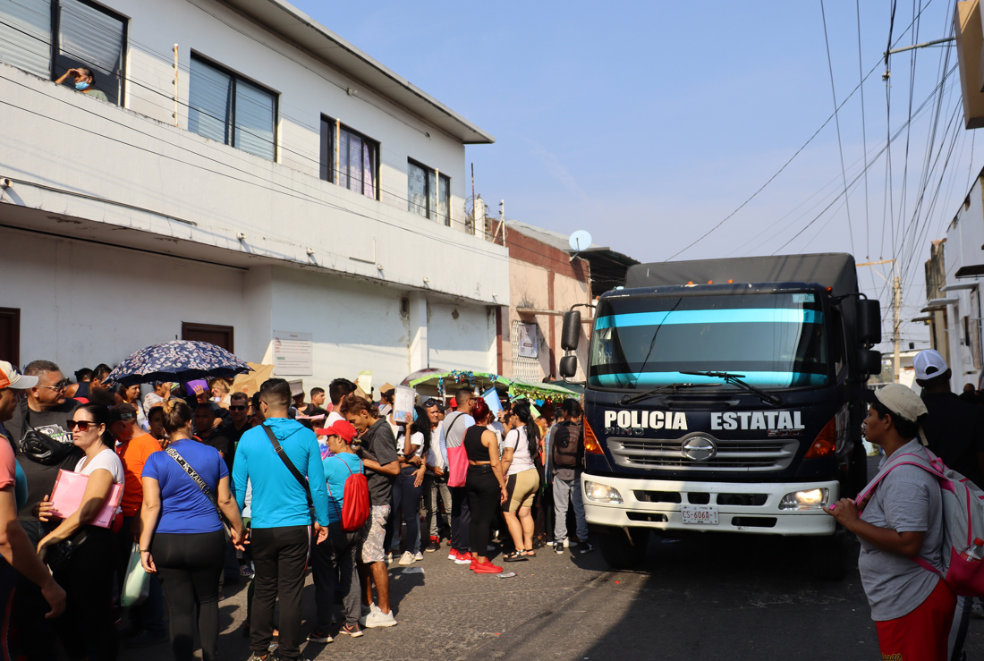 Migrantes permanecen en las instalaciones de la Comisión Mexicana de Ayuda a Refugiados (Comar), en Tapachula, Chiapas (México). EFE/Juan Manuel Blanco