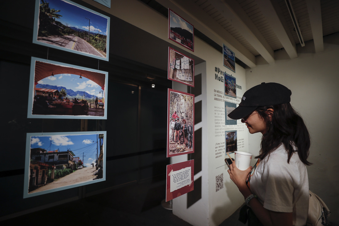 Una mujer observa fotografías de la exposición #ProtestarNoEsUnCrimen en el Centro Cultural España en la Ciudad de México (México). EFE/ Isaac Esquivel