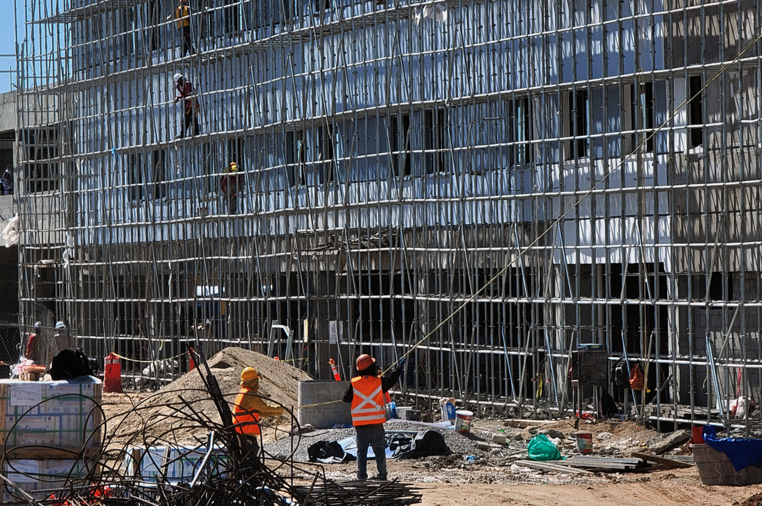 Obreros trabajan en una construcción en Ciudad Juárez (México). EFE/ Luis Torres