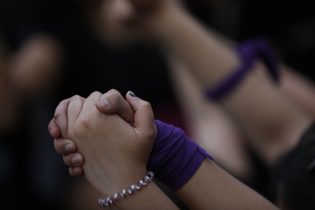 Mujeres colocan una ofrenda para todas las víctimas de feminicidio en la columna del Ángel de la Independencia en Ciudad de México (México). Imagen de archivo. EFE/Sáshenka Gutiérrez