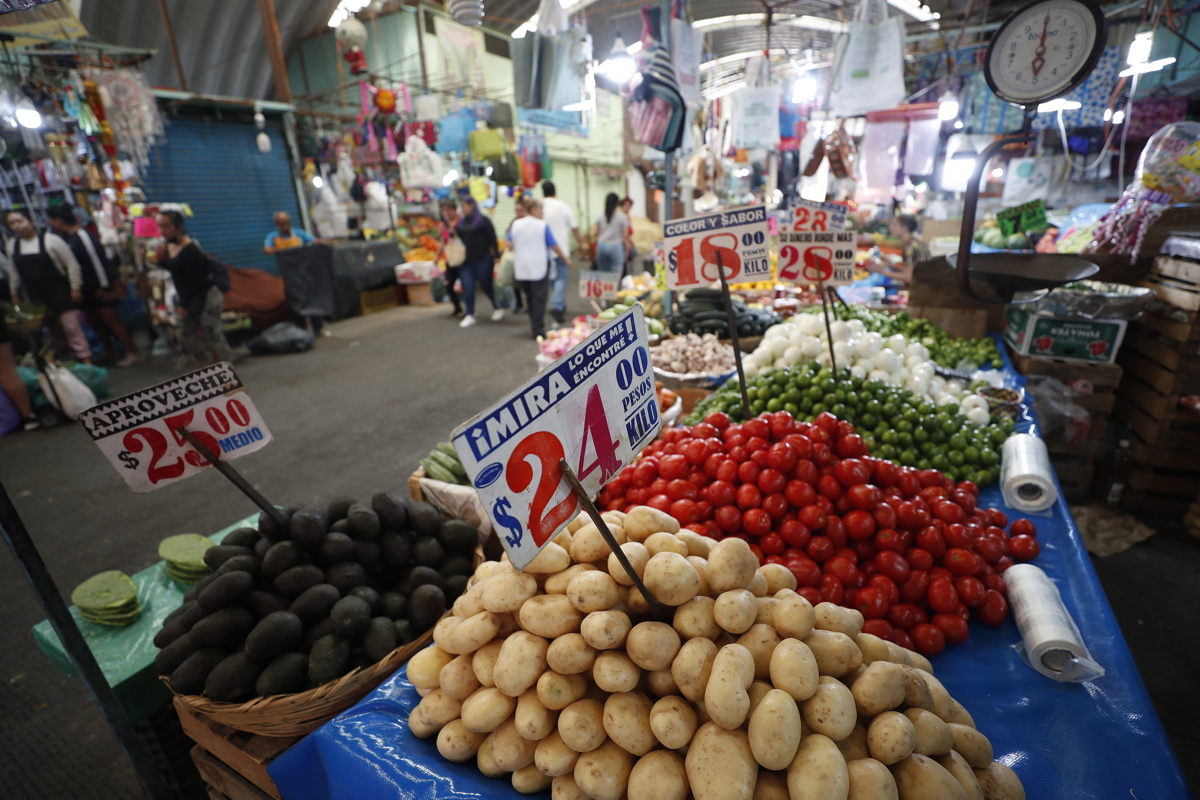 Fotografía de un puesto de verduras con los precios de cada producto en el mercado de Jamaica de la Ciudad de México (México). EFE/Sashenka Gutiérrez