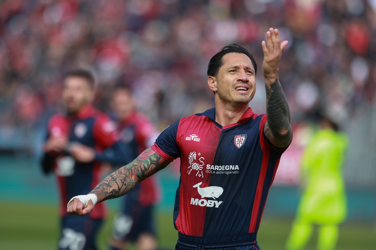 El delantero peruano del Cagliari Gianluca Lapadula celebra el 1-0 durante el partido de la Serie A que han jugado Cagliari Calcio y US Salernitana en el Unipol Domus en Cagliari, Italia. EFE/EPA/FABIO MURRU