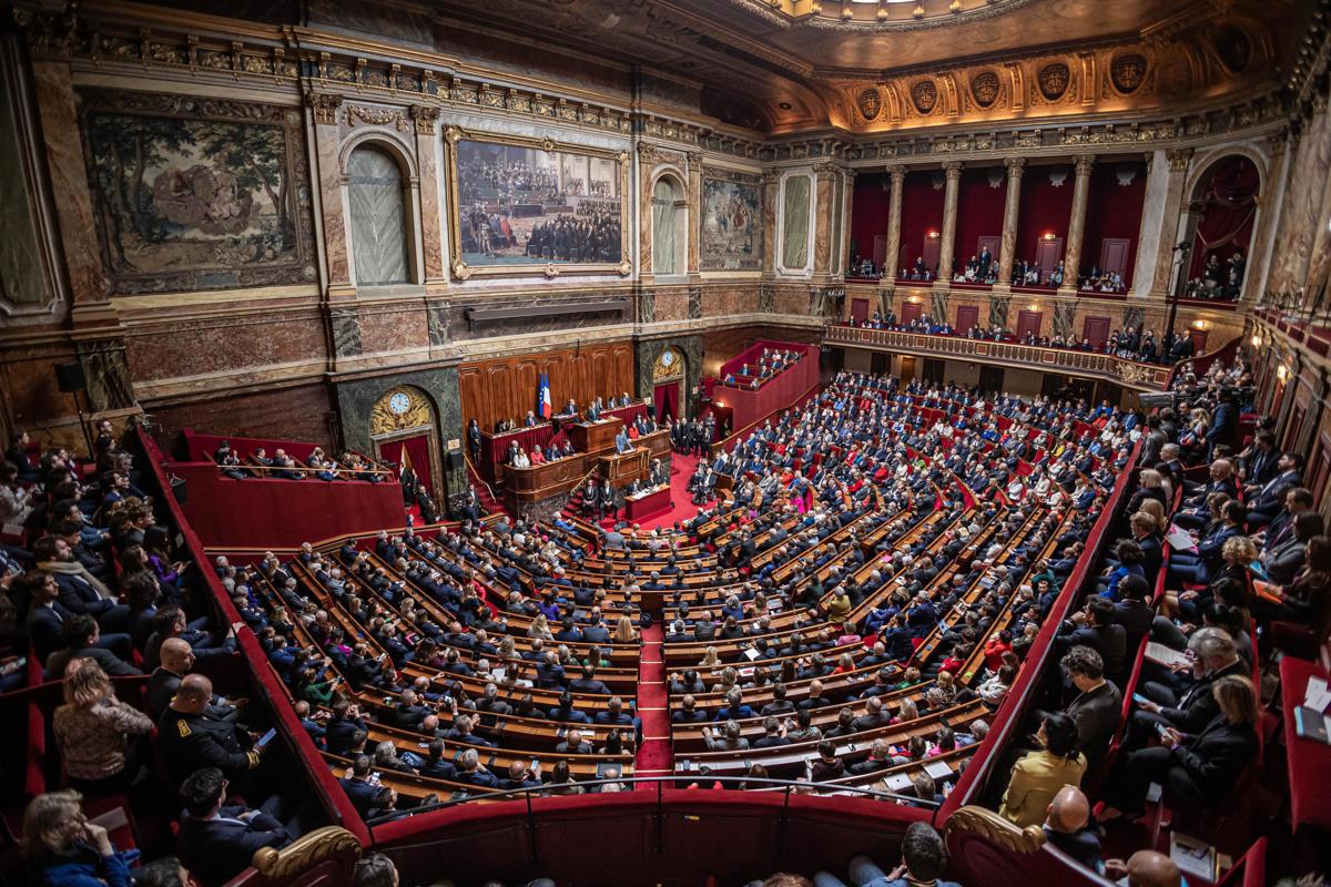 Miembros del Parlamento escuchan al primer ministro frances Gabriel Attal durante una sesión especial donde estuvieron presentes los integrantes de la Asamblea Nacional y el Senado en el Palacio de Versalles. Paris, France, 04 March 2024. EFE/EPA/CHRISTOPHE PETIT TESSON