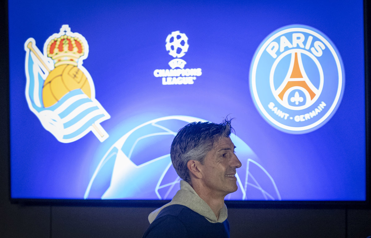 El entrenador de la Real Sociedad, Imanol Alguacil, durante la rueda de prensa que ha ofrecido este lunes en San Sebastián, previa al partido de mañana de la Liga de Campeones entre la Real Sociedad y el París Saint-Germain (PSG). EFE/Javier Etxezarreta