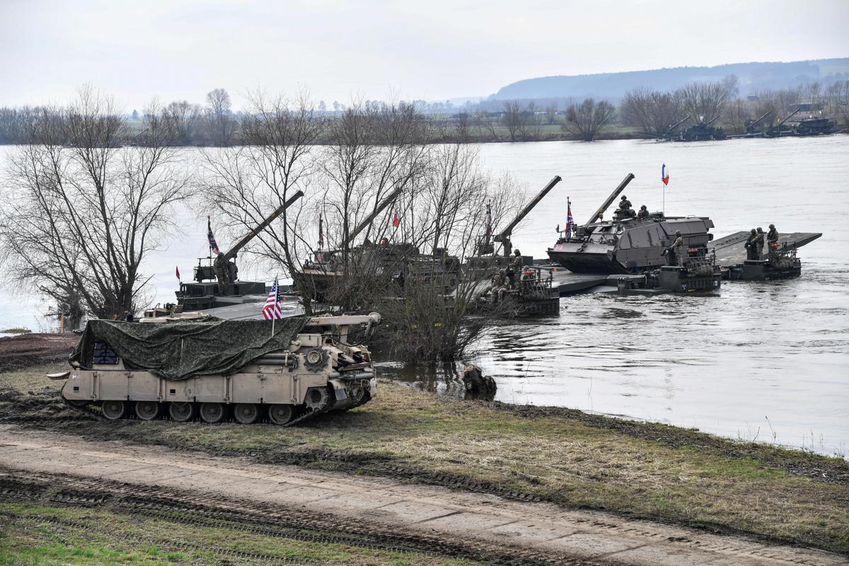 Vehículo blindado militar a lo largo de la orilla del río Vístula mientras los soldados participan en el ejercicio Dragon-24 en Korzeniewo, al norte de Polonia, el 4 de marzo de 2024. (Polonia) EFE/EPA/ANDRZEJ JACKOWSKI