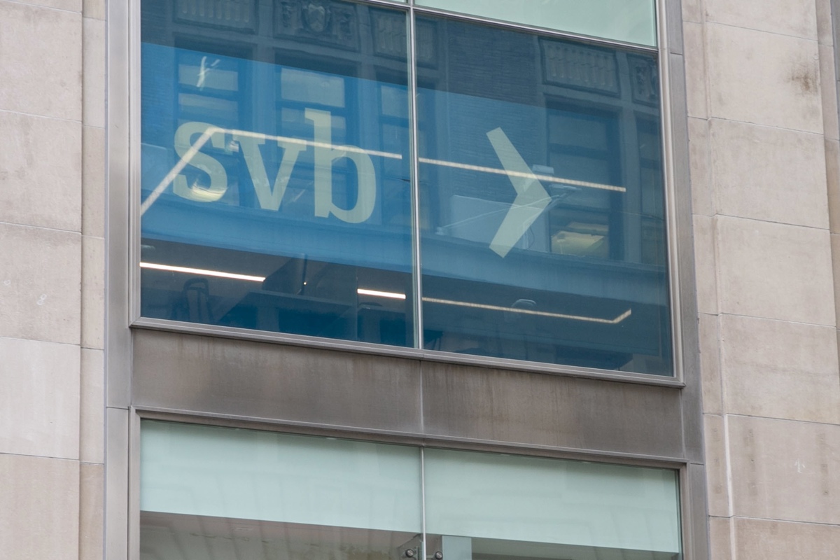 Foto de archivo del logo del Silicon Valley Bank en Nueva York EFE/EPA/SARAH YENESEL