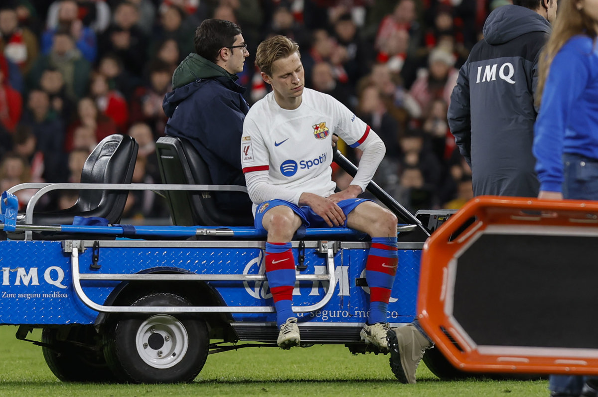 El centrocampista del FC Barcelona Frenkie de Jong se retira lesionado durante el partido de Liga que el Athletic Club y el FC Barcelona disputaron en el estadio de San Mamés. EFE/Miguel Toña