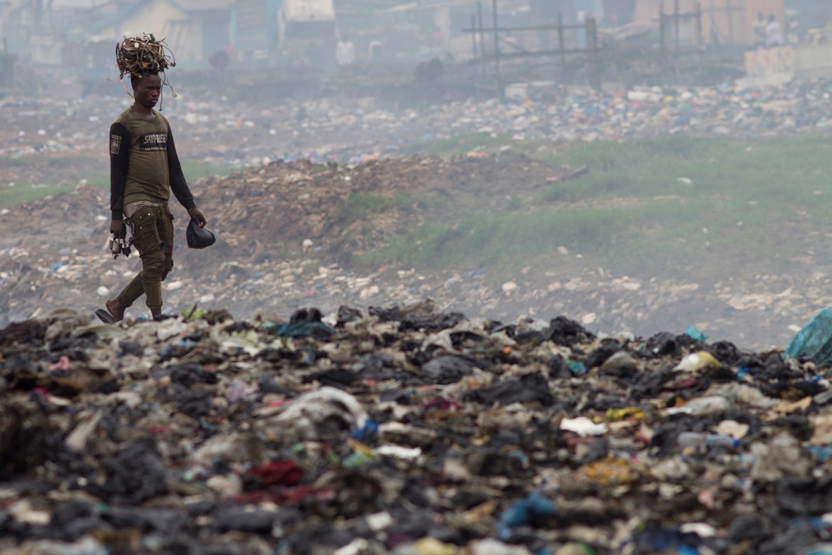 En la imagen de archivo, un hombre transporta cables sobre su cabeza en el vertedero de Agbogbloshie, un barrio de Accra, capital de Ghana, considerado el mayor vertedero de basura electrónica del continente Africano. EFE/A. Carrasco Ragel