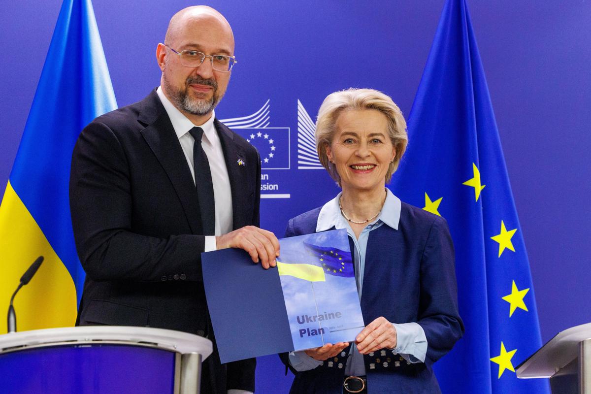 La presidenta de la Comisión Europea, Ursula von der Leyen, junto al primer ministro ucraniano, Denís Shmihal, en la sede del Ejecutivo comunitario en Bruselas. EFE/EPA/Olivier Matthys