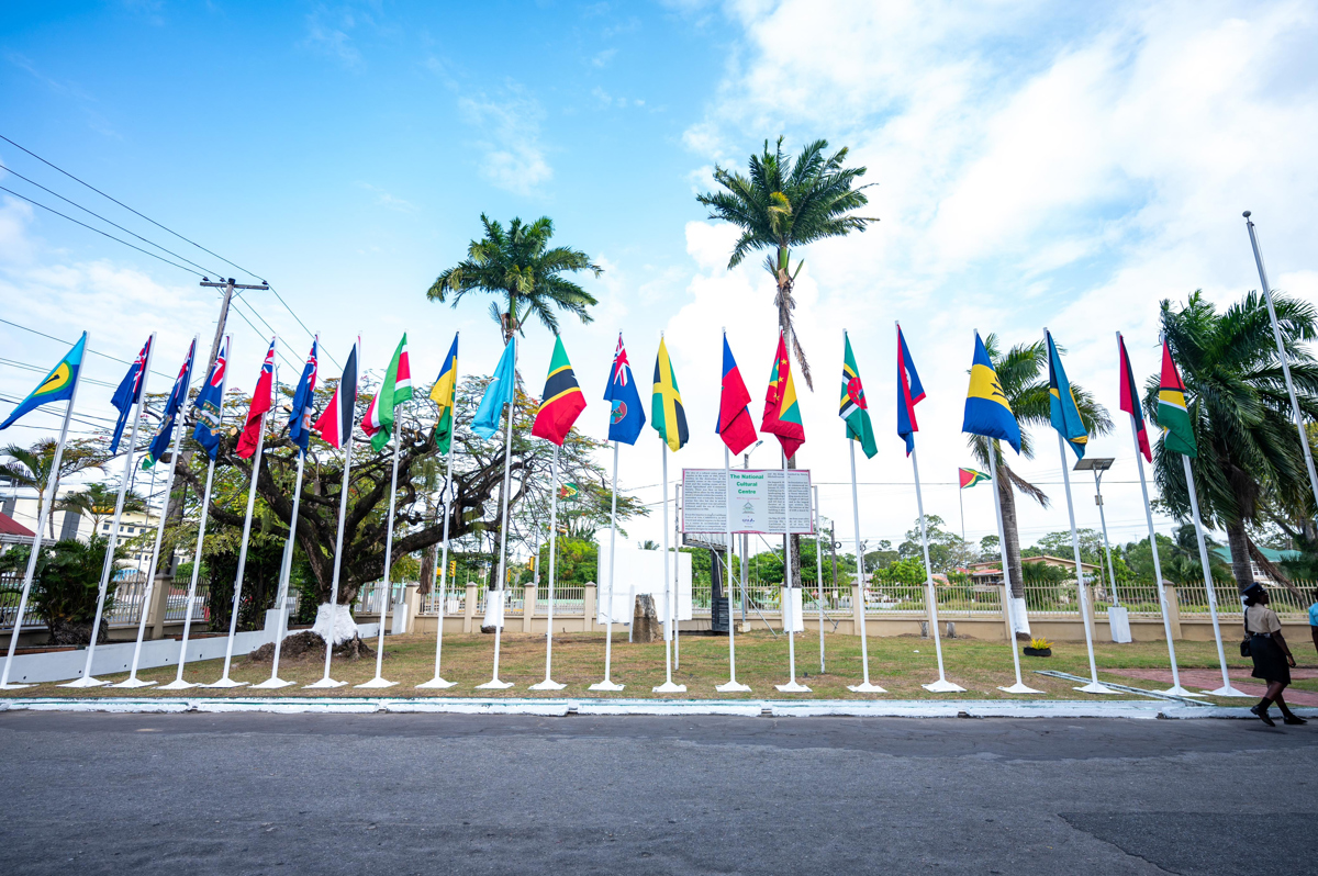 Fotografía de archivo cedida por el Departamento de Información Pública que muestra banderas de diferentes países del caribe durante la cuadragésima sexta conferencia de jefes de Estado y de Gobierno de la organización regional caribeña, en Georgetown (Estados Unidos). EFE/ Department Of Public Information /