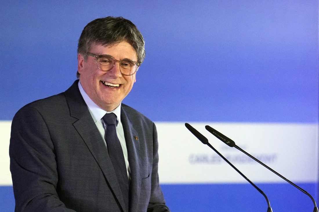 El expresidente de la Generalitat Carles Puigdemont durante la conferencia que ofreció en el ayuntamiento de Elna (Francia) en la que ha anunciado que se presentará a las elecciones catalanas del próximo 12 de mayo. EFE/Enric Fontcuberta