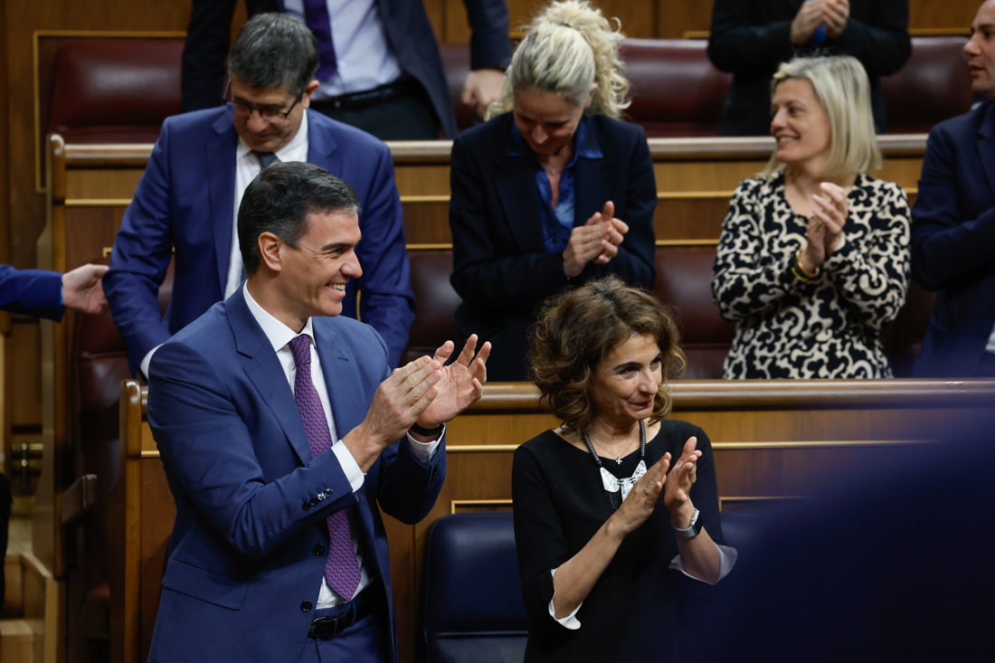 El presidente del Gobierno, Pedro Sánchez (i), y la ministra de Hacienda, María Jesús Montero (c), junto al resto de la bancada socialista aplaude la aprobación del dictamen de la Ley Orgánica de amnistía para la normalización institucional, política y social en Cataluña, tras el pleno del Congreso este jueves. EFE/ Zipi