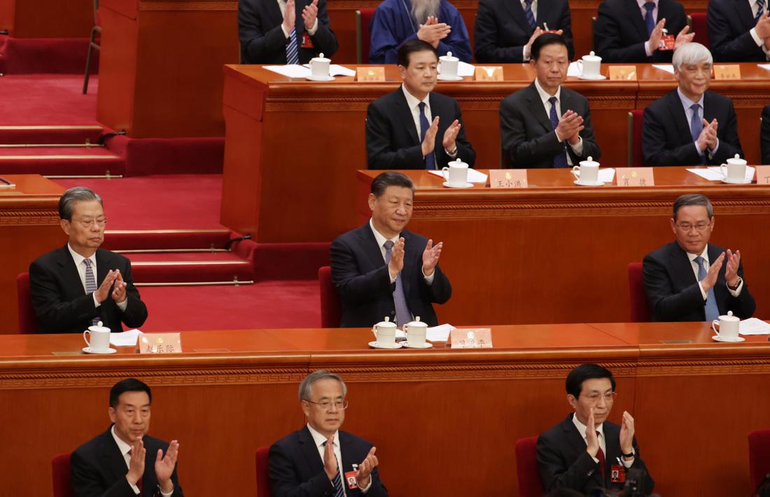 El presidente chino Xi Jinping (segunda fila C), el primer ministro Li Qiang (segunda fila d) y el presidente del Comité Permanente del Congreso Nacional del Pueblo Zhao Leji (segunda fila i) . EFE/EPA/ANDRÉS MARTÍNEZ CASARES