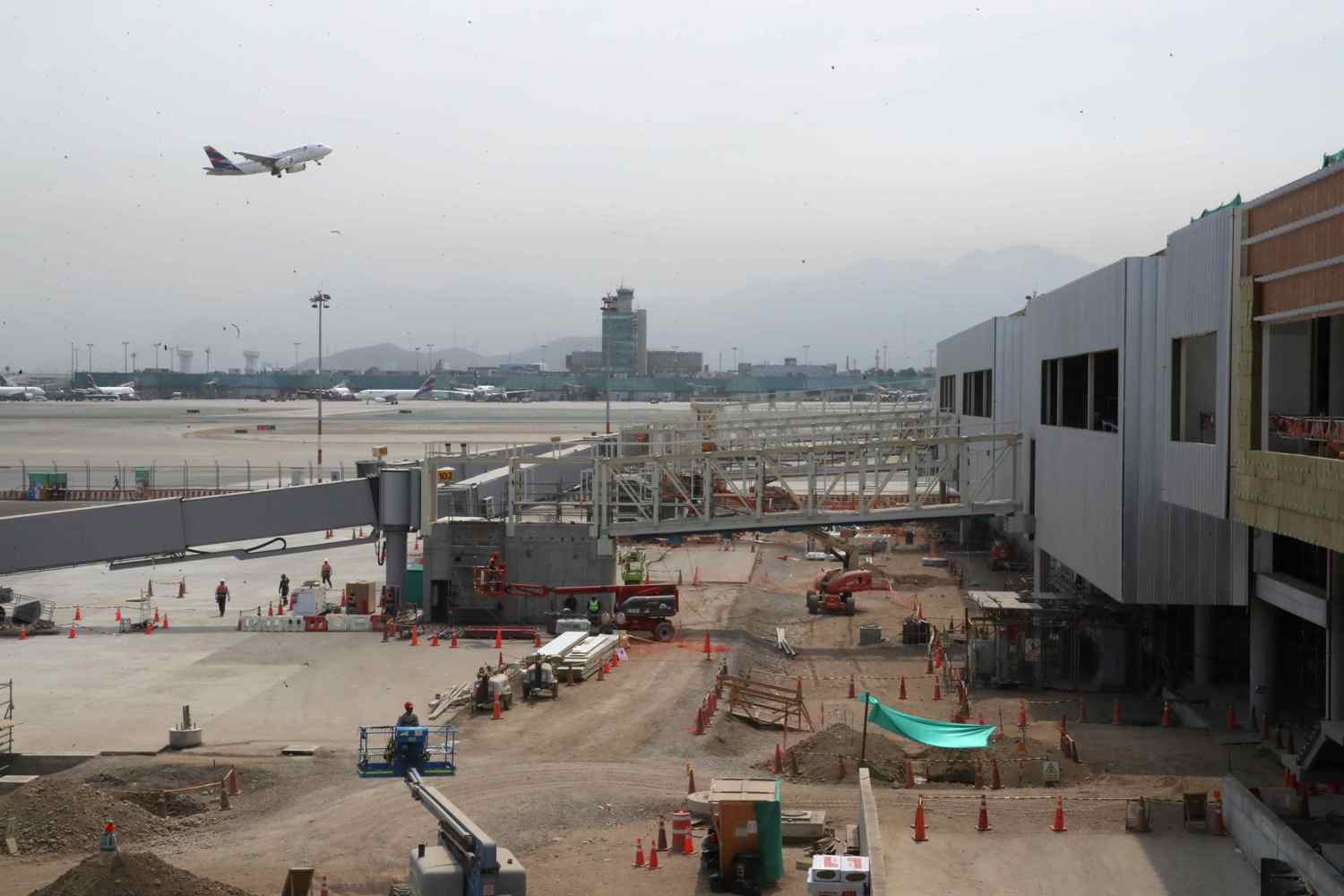 Fotografía del Aeropuerto Jorge Chávez durante los trabajos de ampliación, el 7 de marzo de 2024, en Lima (Perú). EFE/ Paolo Aguilar