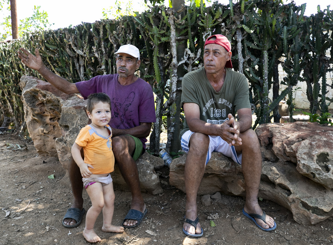 Dos hombres relatan a la agencia informativa EFE cómo viven en medio de los constantes apagones, en una humilde barriada de chabolas junto a la localidad de Santa Marta el 12 de marzo de 2024, en la provincia de Matanzas (Cuba). EFE/ Yander Zamora