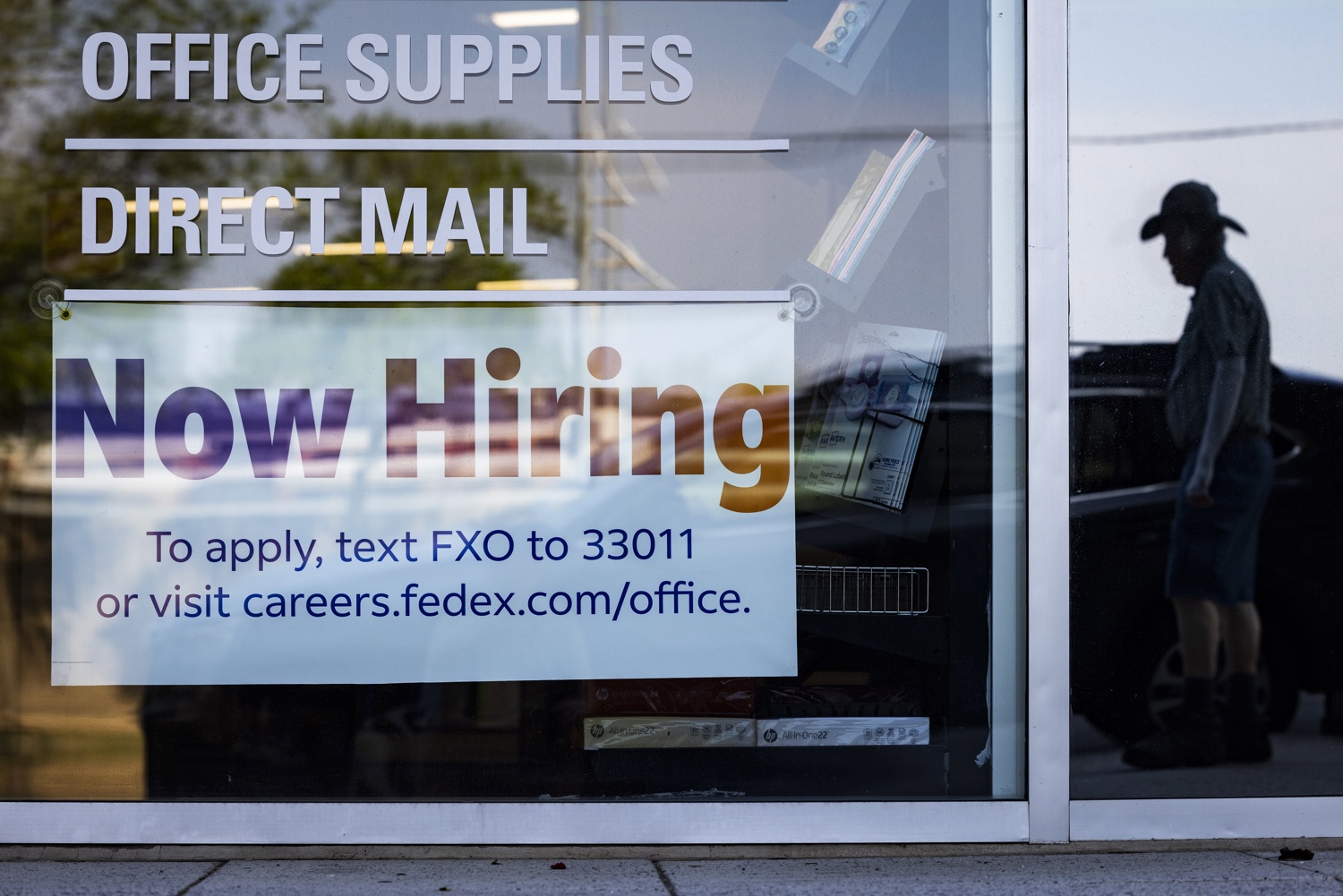 Fotografía de archivo de un cartel de vacantes laborales en una oficina de FedEx, en Washington (EUA). EFE/Jim Lo Scalzo