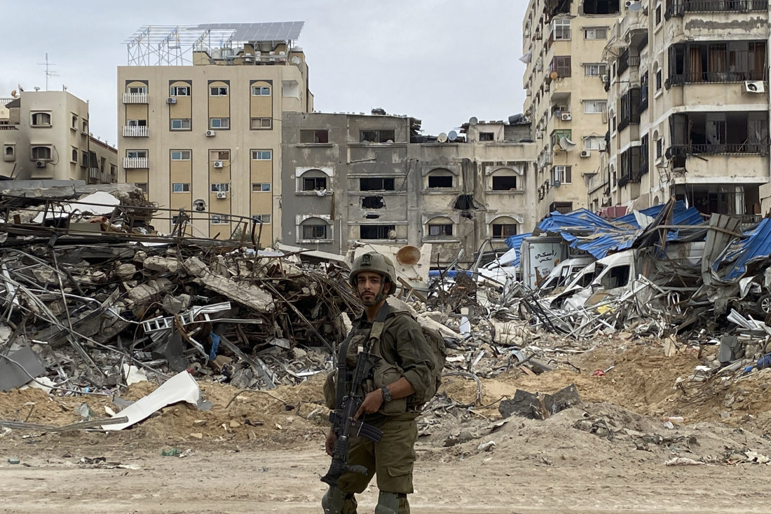 Foto archivo. Un soldado israelí en una zona devastada, en la Franja Gaza. EFE/ Pablo Duer