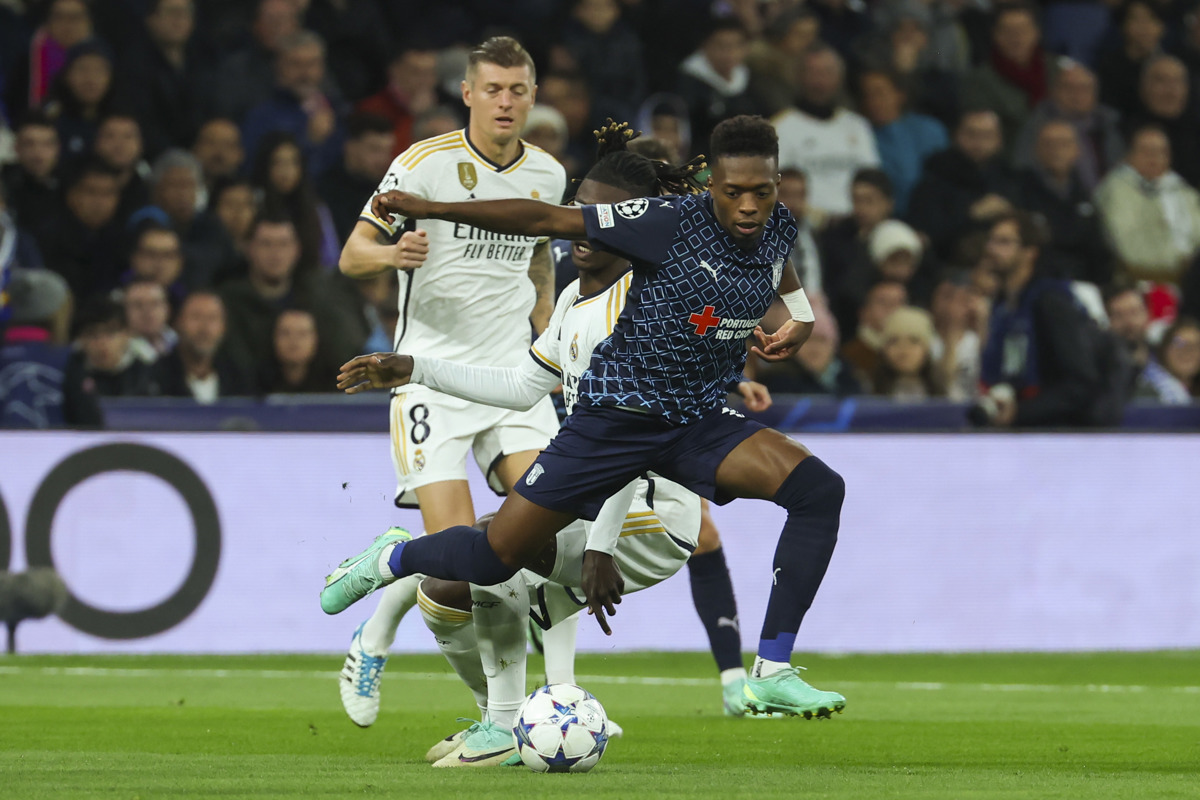 El nuevo jugador del Athletic Club Álvaro Djaló (d) se lleva la pelota ante los centrocampistas del Real Madrid Toni Kroos (i) y Eduardo Camavinga (c) en una imagen de archivo de esta temporada. EFE/Kiko Huesca