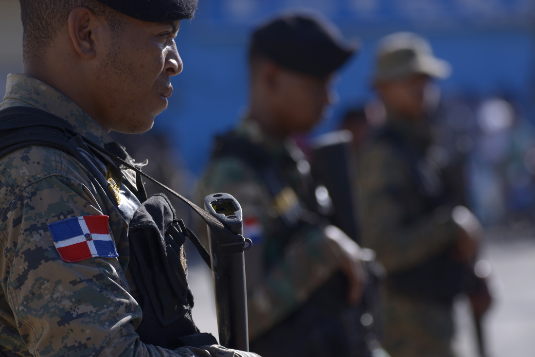 Militares de República Dominicana vigilan el paso fronterizo de Dajabón (República Dominicana), en una fotografía de archivo. EFE/Luis Tavárez