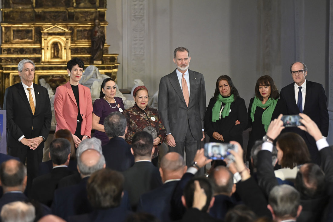 El rey Felipe VI junto a la ministra de Inclusión, Seguridad Social y Migraciones, Elma Saiz (2i), el defensor del Pueblo, Ángel Gabilondo (d), y el rector de la Universidad de Alcalá de Henares, José Vicente Saz Pérez (i) posan junto a la coordinadora y fundadora de la ONG mexicana Colectivo de Familiares por Nuestros Desaparecidos de Jalisco (FUNDEJ), María Guadalupe Aguilar (c), durante la entrega del IX Premio de Derechos Humanos Rey de España, otorgado a la ONG este miércoles en la Universidad de Alcalá de Henares, en Madrid. EFE/ Fernando Villar