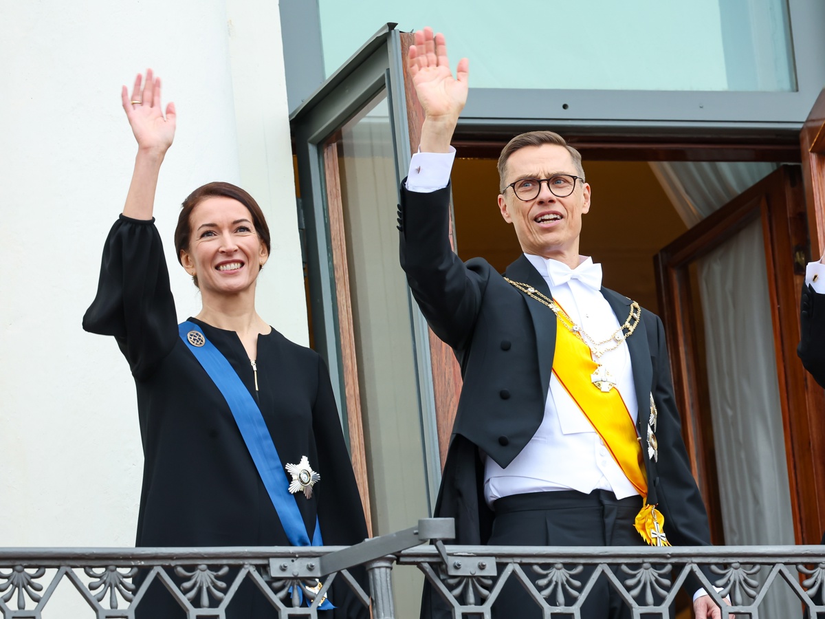 El presidente de Finlandia, el conservador Alexander Stubb, junto a su esposa Suzanne Innes-Stubb saluda desde el balcón del palacio presidencial. EFE/EPA/MAURI RATILAINEN