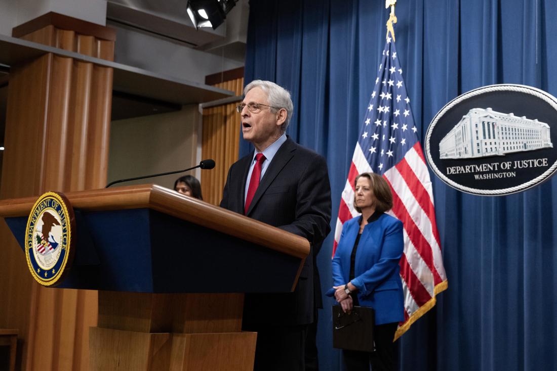 El fiscal general de EUA, Merrick Garland, habla durante una conferencia de prensa para anunciar una demanda antimonopolio en contra de Apple en el Departamento de Justicia en Washington. EFE/EPA/MICHAEL REYNOLDS