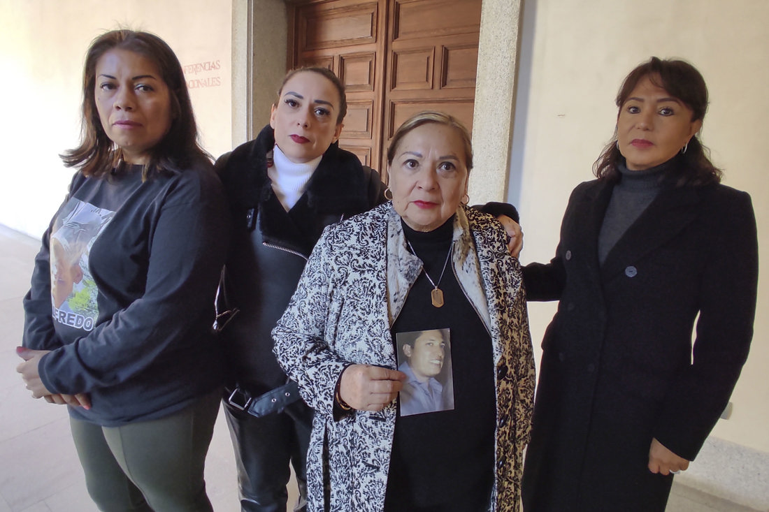 María Guadalupe Aguilar (2ª d), coordinadora y fundadora de la ONG mexicana Colectivo de Familiares por Nuestros Desaparecidos de Jalisco (Fundej), posa junto a otras 3 representantes de la organización Blanca Arana (su hija), Maira Hernández y María Guadalupe Ayala, durante una entrevista con EFE en Alcalá de Henares. EFE/ Guillermo Martínez