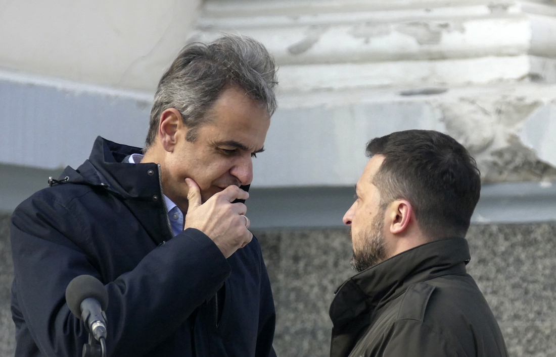 Odesa (Ucrania), El presidente ucraniano Volodymyr Zelensky (R) y el Primer Ministro griego Kyriakos Mitsotakis (L) asisten a una conferencia de prensa conjunta cerca de la “Catedral de la Transfiguración”, dañada por el bombardeo ruso, tras su reunión en la ciudad de Odesa, en el sur de Ucrania, el 6 de marzo. 2024. (Grecia, Rusia, Ucrania) EFE/EPA/IGOR TKACHENKO