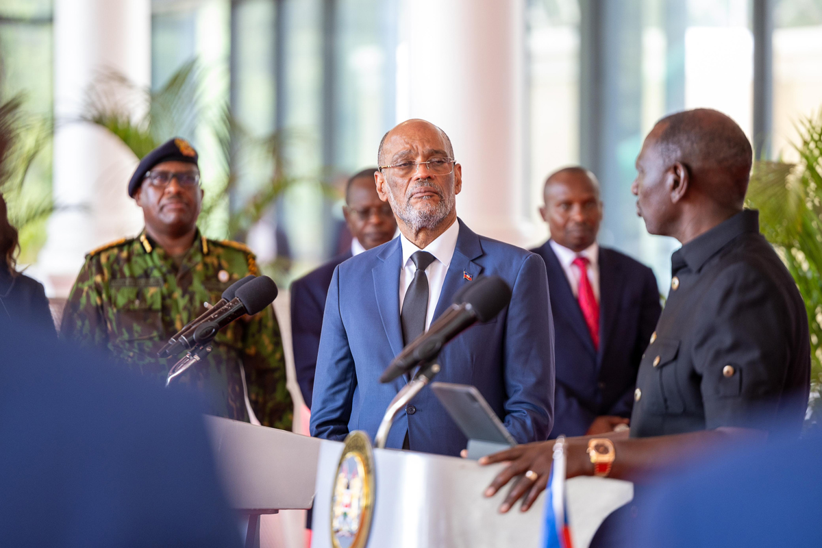 Kenia y Haití firmaron este viernes un acuerdo solicitado por los tribunales del país africano para permitir el despliegue de un contingente de mil policías kenianos que liderarán la misión multinacional de la ONU para hacer frente a la crisis de seguridad en la nación caribeña. EFE/ Presidencia de Kenia
