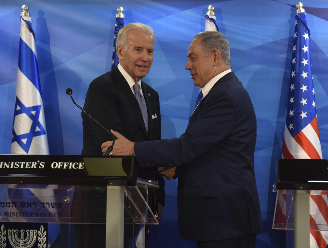 Foto archivo. Benjamín Netanyahu (derecha), y Joe Biden. EFE/Debbie Hill / Pool