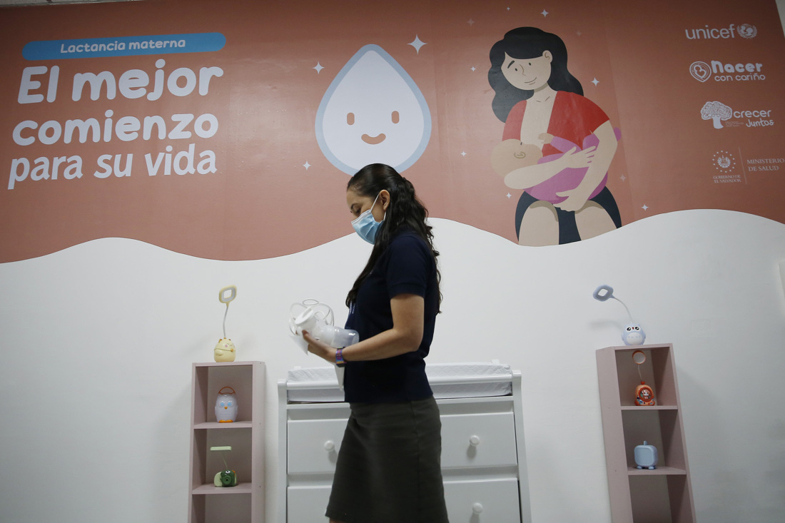Fotografía de archivo en la que se registró a una madre lactante en una sala habilitada para la recolección de leche materna, en San Salvador (El Salvador). EFE/Rodrigo Sura