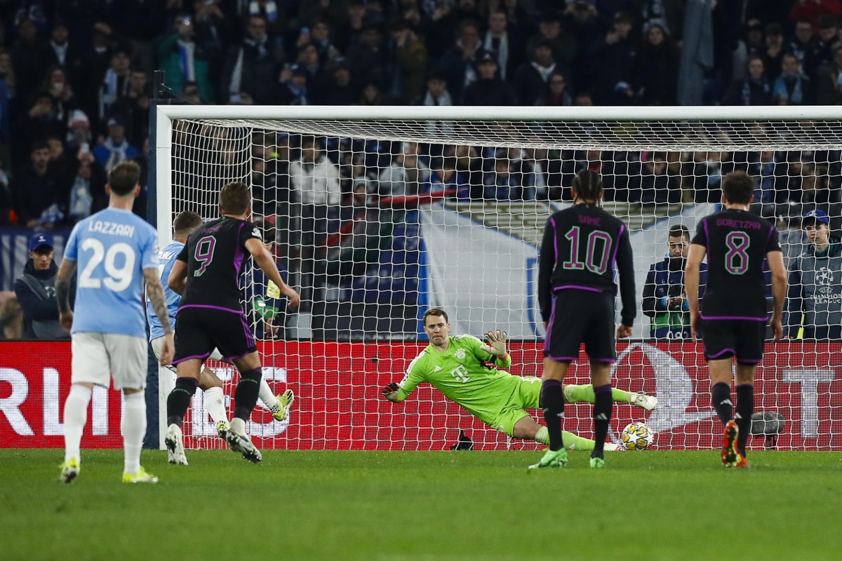 El italiano Ciro Immobile (i) convierte el penalti contra el Bayern Múnich, en el partido de ida de los octavos de final de la Liga de Campeones. EFE/EPA/ANGELO CARCONI