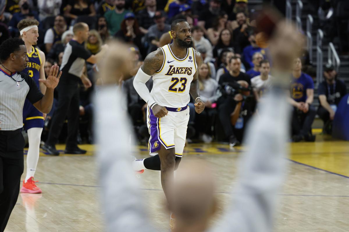 LeBron James de Los Angeles Lakers, en una fotografía de archivo. EFE/John G. Mabanglo