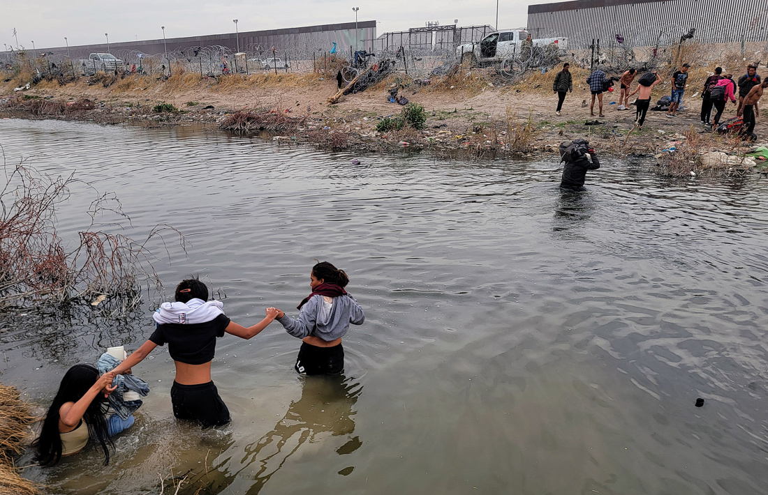 Migrantes se preparan para cruzar el Río Bravo, en la frontera que divide a México de los Estados Unidos, en un punto de Texas. EFE/ Luis Torres