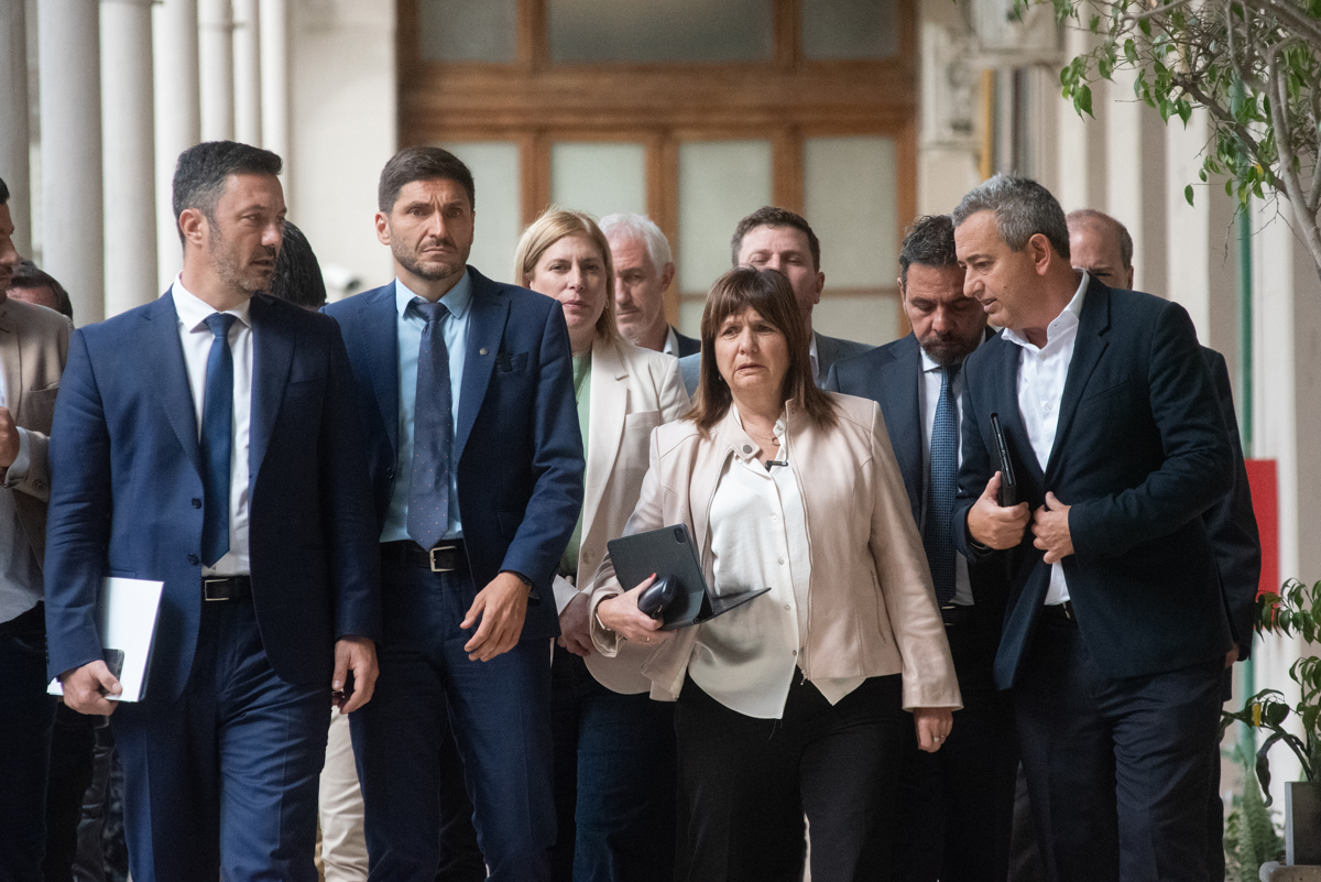 La ministra de Seguridad argentina, Patricia Bullrich (c); el ministro de Defensa argentino, Luis Petri (i); el gobernador de Santa Fe, Maximiliano Pullaro (2i), y el alcalde de Rosario, Pablo Javkin (d), ofrecen este lunes una rueda de prensa sobre la situación de violencia en Rosario, en la sede de Gobierno de la provincia de Santa Fe, en Rosario (Argentina). EFE/ Franco Trovato Fuoco