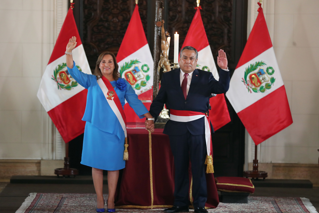 La presidenta de Perú, Dina Boluarte, juramenta a Gustavo Adrianzén como su nuevo primer ministro este miércoles, en el Palacio de Gobierno de Lima (Perú). EFE/Paolo Aguilar