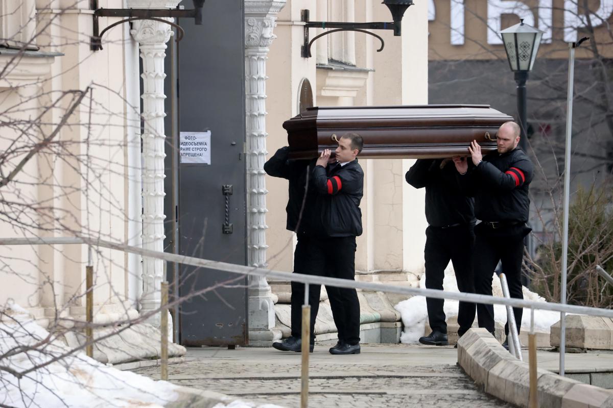 El féretro con los restos mortales del líder opositor ruso Alexéi Navalni es portado a hombros hasta una iglesia moscovita. EFE/Sergei Ilnitsky