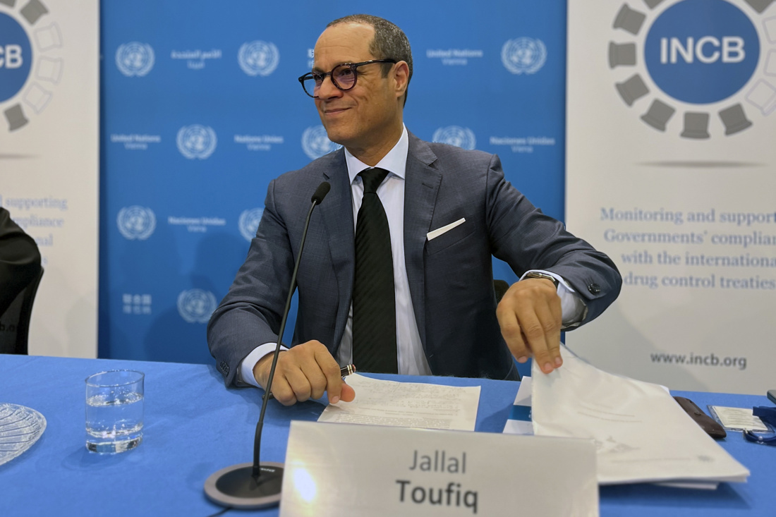 El presidente de la Junta Internacional de Fiscalización de Estupefacientes (JIFE)- el órgano autónomo del sistema de Naciones Unidas encargado de velar por el cumplimiento de los acuerdos internacionales en materia de drogas -, Jallal Toufiq, presenta su informe anual sobre la producción, comercialización y consumo ilícito de drogas, este martes en Viena. EFE/ Jordi Kuhs