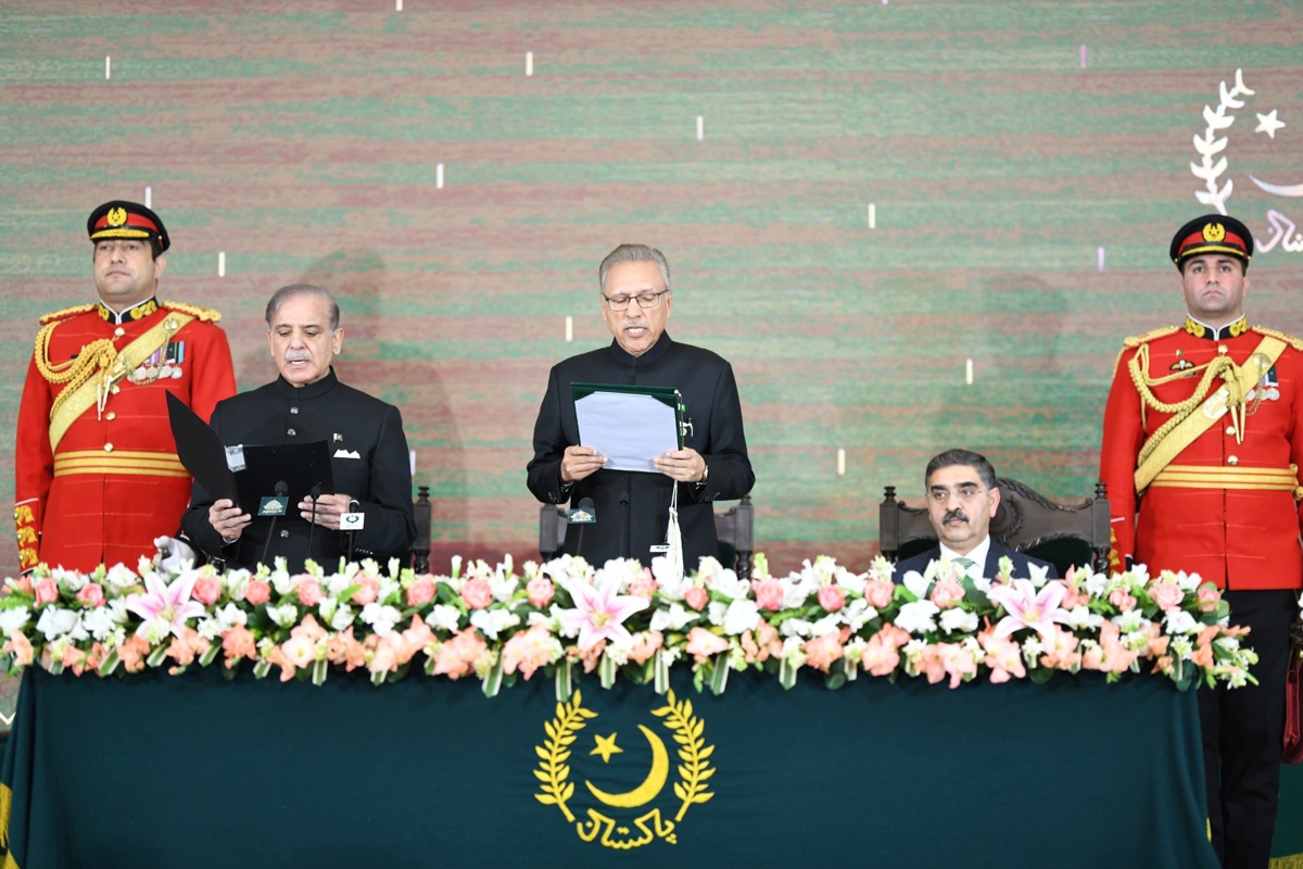 Una foto proporcionada por la casa del presidente paquistaní muestra que el presidente paquistaní, Arif Alvi, toma juramento a Shehbaz Sharif mientras presta juramento como nuevo primer ministro paquistaní durante una ceremonia en la casa del presidente en Islamabad, Pakistán, 4 de marzo de 2024. EFE/EPA/OFICINA DEL PRESIDENTE DE PAKISTANI