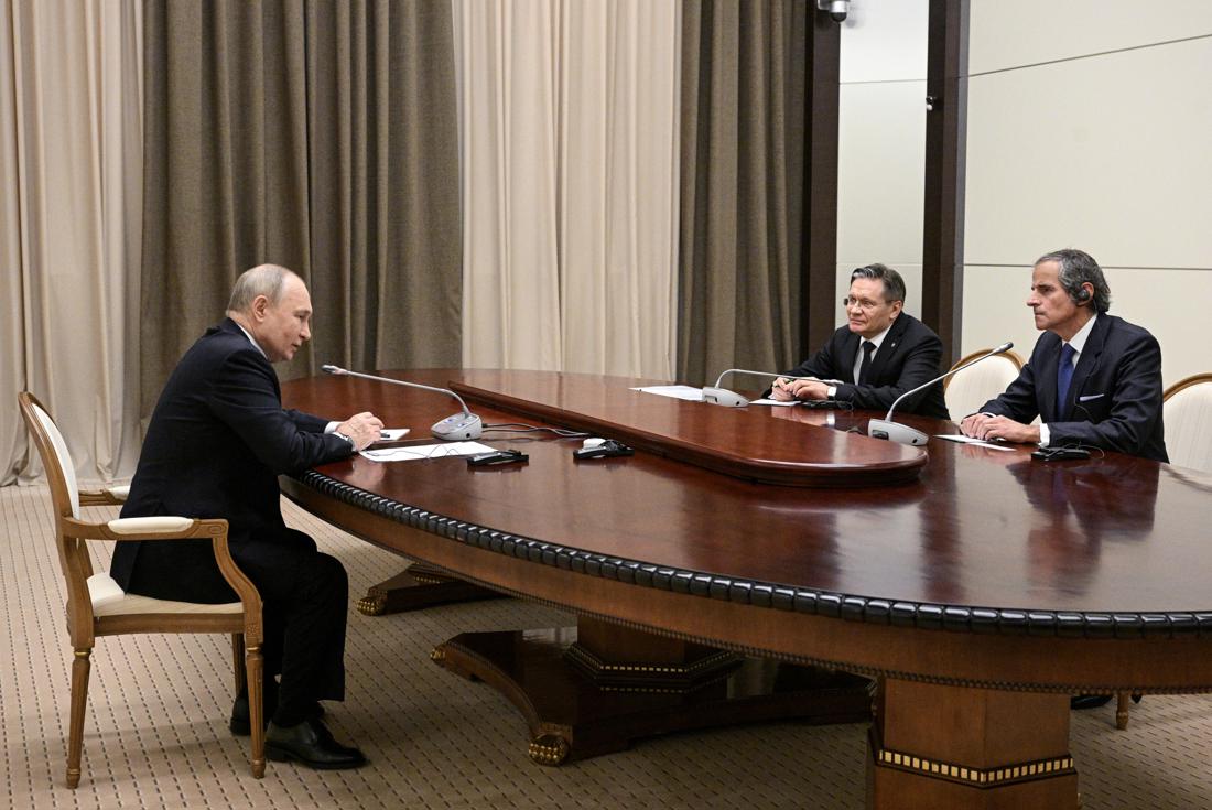 El presidente ruso Vladimir Putin (izquierda) habla con el director general de la Corporación Estatal de Energía Atómica Rosatom, Alexey Likhachev (segundo por la derecha), y el director general del Organismo Internacional de Energía Atómica (OIEA), Rafael Grossi (derecha), durante su reunión en la residencia de Putin, Bocharov Ruchei, en Sochi, 6 de marzo de 2024. (Rusia) EFE/EPA/RAMIL SITDIKOV / SPUTNIK / KREMLIN POOL