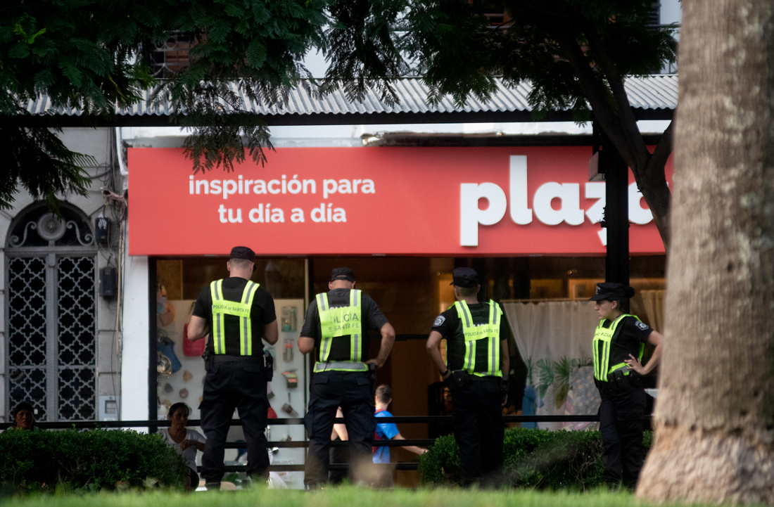 Policías vigilan, el 12 de marzo de 2024, en la ciudad de Rosario (Argentina). EFE/Franco Trovato Fuoco