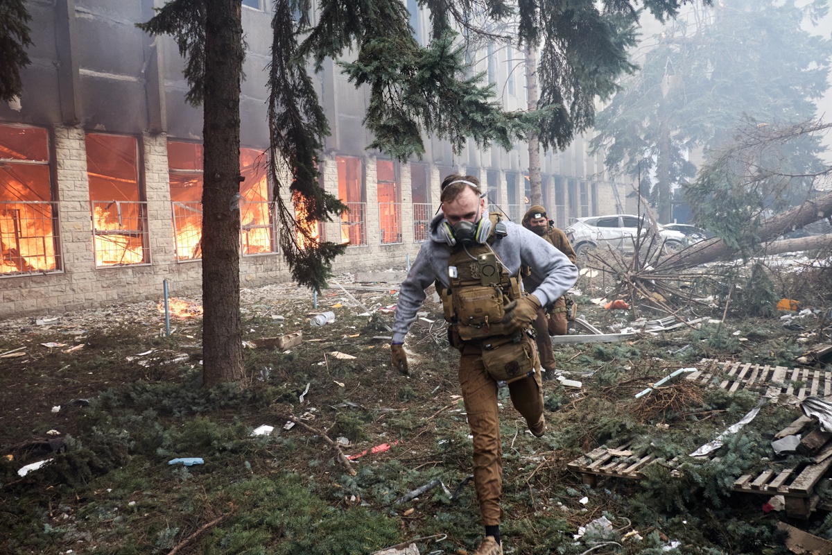 Imagen de militares ucranianos tras un ataque ruso contra un edificio industrial en el distrito Kholodnohirskyi de Járkov, en el noreste de Ucrania, el 20 de marzo de 2024.EFE/EPA/SERGEI KOZLOV