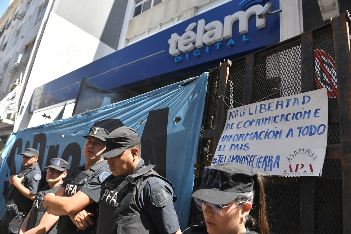 Oficiales de la Policía Federal Argentina custodian las oficinas de la agencia estatal de noticias Télam tras su cierre por orden del Ejecutivo, este lunes, en el barrio de San Telmo, en Buenos Aires (Argentina). EFE/Enrique García Medina