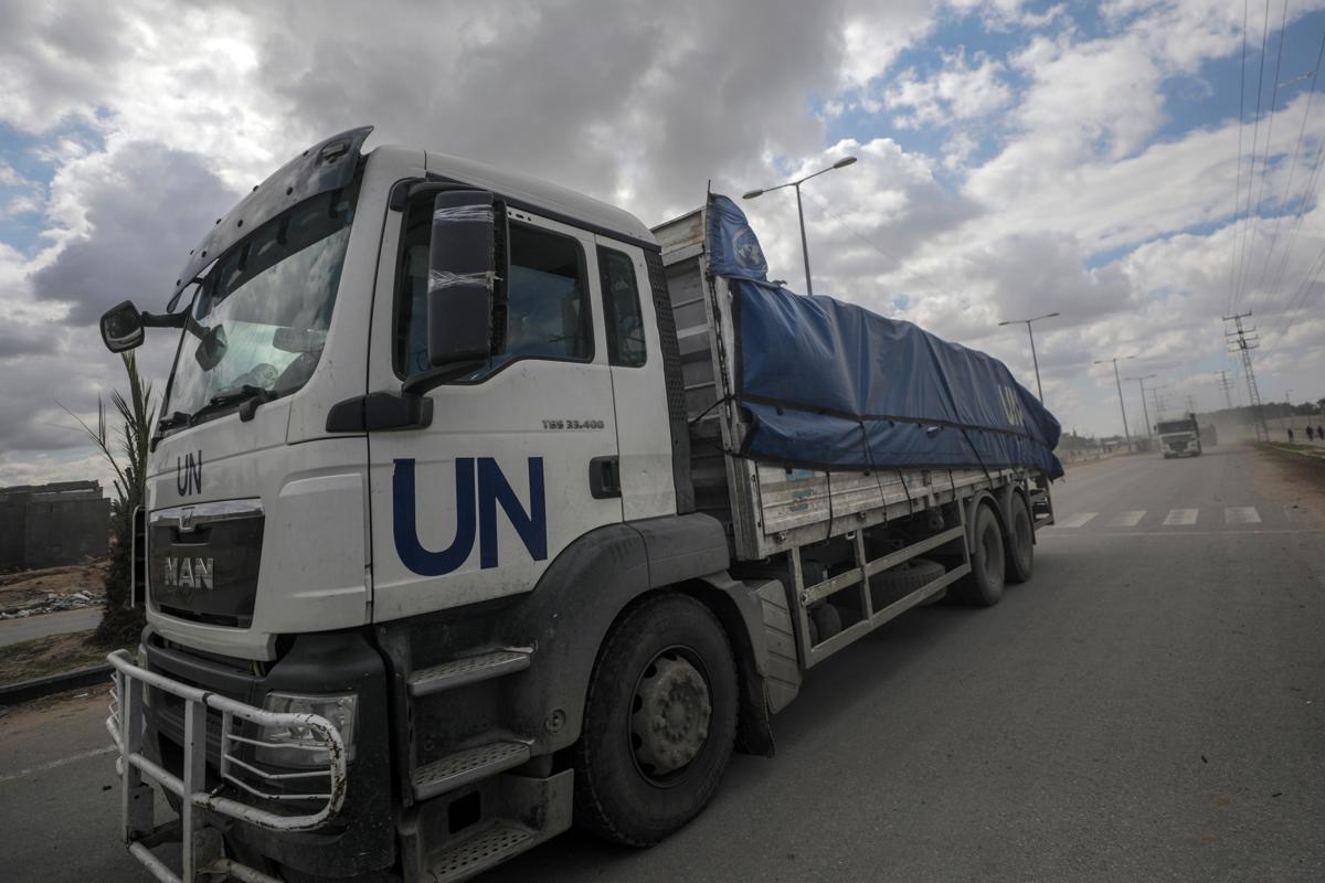 Un camión transporta ayuda para los residentes de la Franja de Gaza, en una fotografía de archivo. EFE/Mohammed Saber