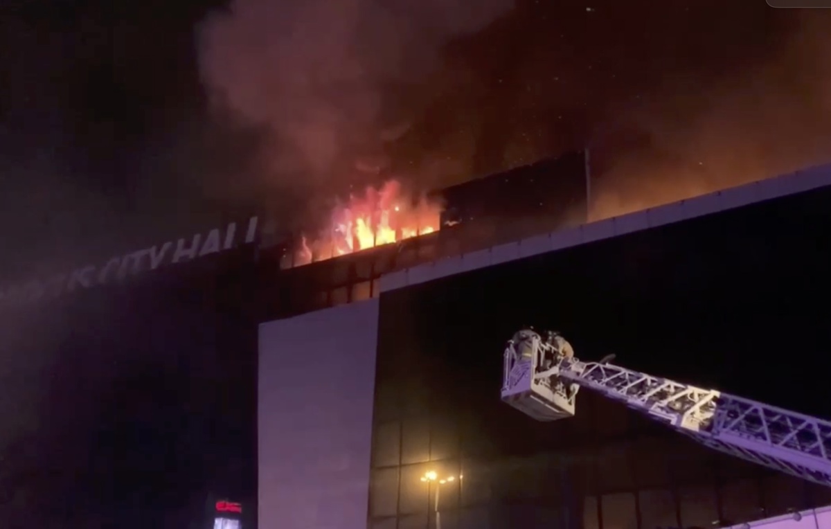 Una imagen fija tomada de un vídeo proporcionado por el Ministerio de Emergencias de Rusia muestra humo elevándose sobre la sala de conciertos Crocus City Hall en llamas tras un tiroteo en Krasnogorsk, en las afueras de Moscú, Rusia, el 22 de marzo de 2024. (Terrorista, Atentado terrorista, Rusia, Moscú) EFE/EPA/MINISTERIO DE EMERGENCIAS DE RUSIA