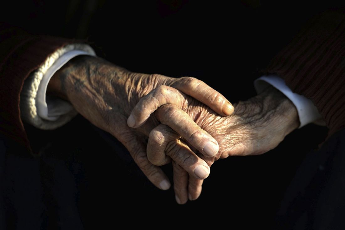 En la imagen de archivo, vista de las manos de un anciano. EFE/Darek Delmanowicz