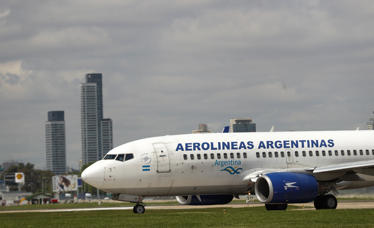 Fotografía de archivo fechada el 9 de octubre de 2017 de un avión de Aerolíneas Argentinas en el Aeroparque Internacional Jorge Newbery, en Buenos Aires (Argentina). EFE/David Fernández