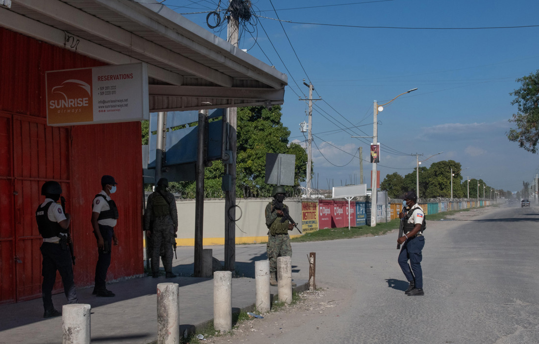 Integrantes de la Policía y el Ejército, vigilan, el 4 de marzo de 2024, el aeropuerto internacional Toussaint Louverture en Puerto Príncipe (Haití). EFE/ Johnson Sabin