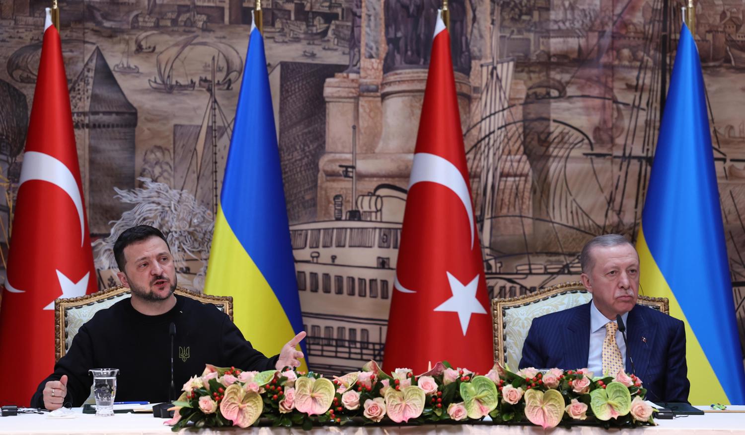 El presidente turco, Recep Tayyip Erdogan (derecha) y el presidente ucraniano, Volodymyr Zelensky (izquierda), asisten a una conferencia de prensa conjunta en Estambul, Turquía, el 08 de marzo de 2024. (Rusia, Turquía, Ucrania, Estanbul) EFE/EPA/TOLGA BOZOGLU