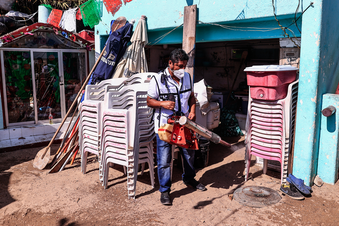 Trabajadores participan en una jornada de fumigación en zonas propensas a la proliferación de los mosquitos transmisores del dengue en Acapulco (México). EFE/ David Guzmán